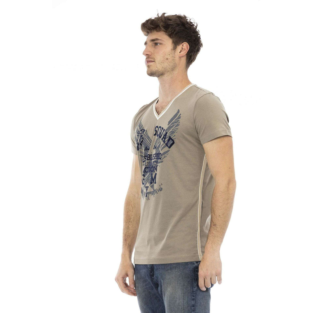 Seitliche Ansicht des Trussardi Herren T-Shirts in Grün mit modernem Print und figurbetontem Schnitt für trendige Sommerlooks.