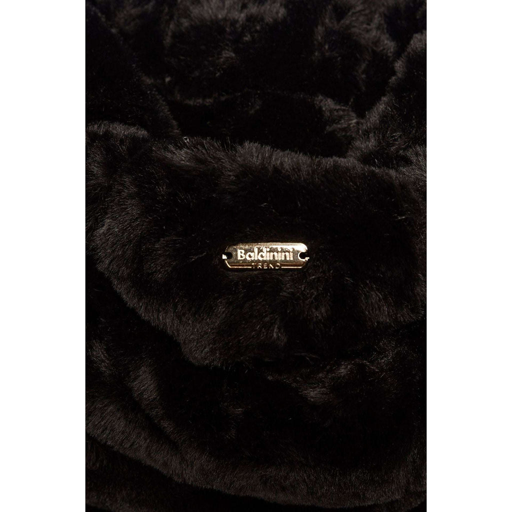 Detailansicht des Baldinini Logos auf der schwarzen Damen Anorak Jacke - Trend 2023, hochwertiges Design für elegante Looks.