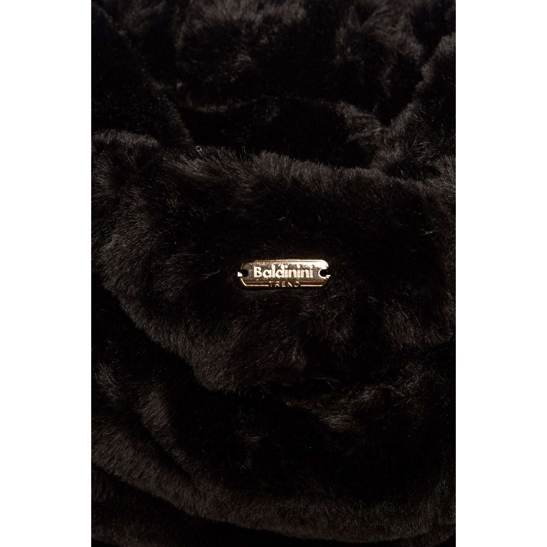 Detailansicht des Baldinini Logos auf der schwarzen Damen Anorak Jacke - Trend 2023, hochwertiges Design für elegante Looks.