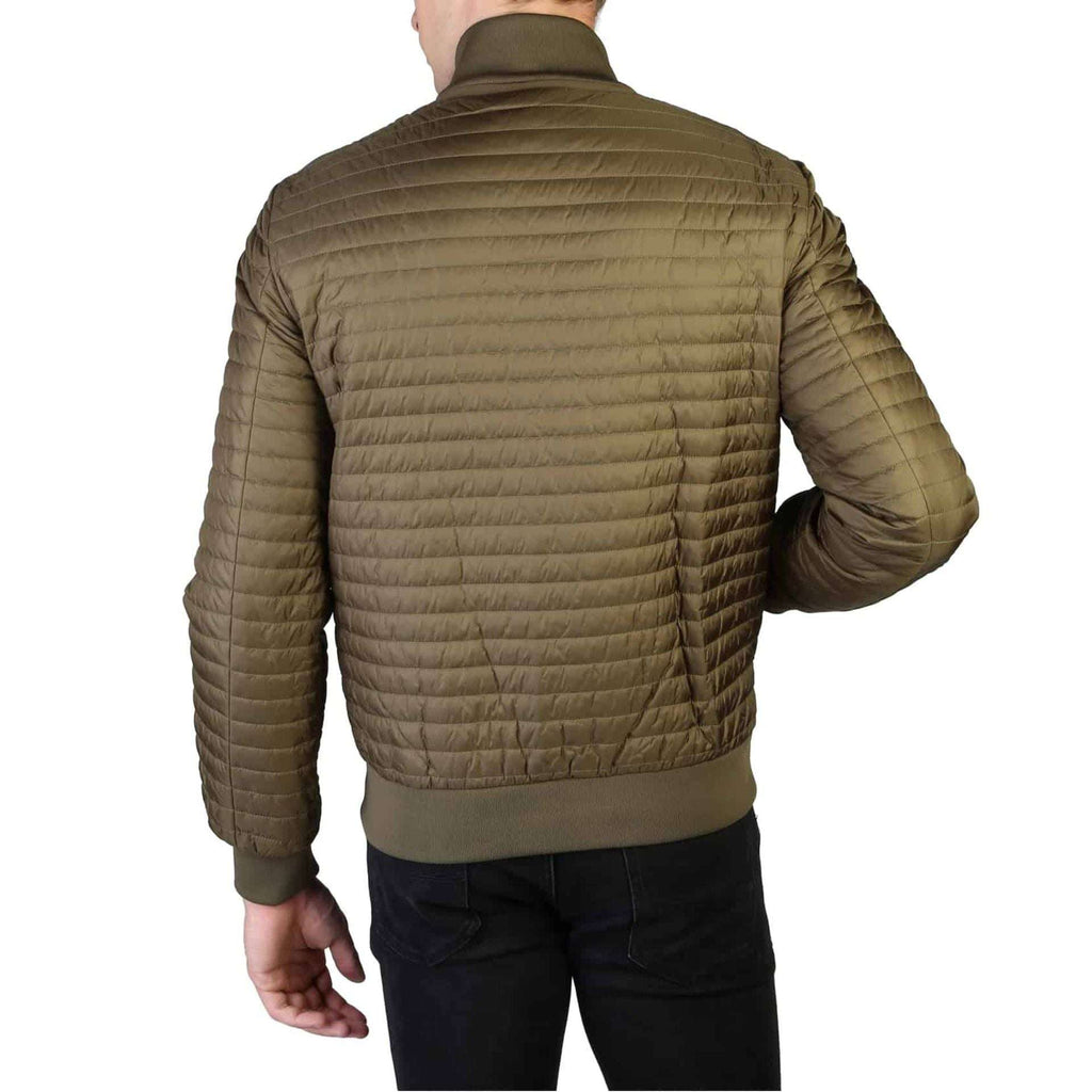 Rückansicht der Geox Herrenjacke in Dunkelolivgrün, gesteppter Anorak aus Polyester mit elastischen Bündchen – ideal für Herbst/Winter.