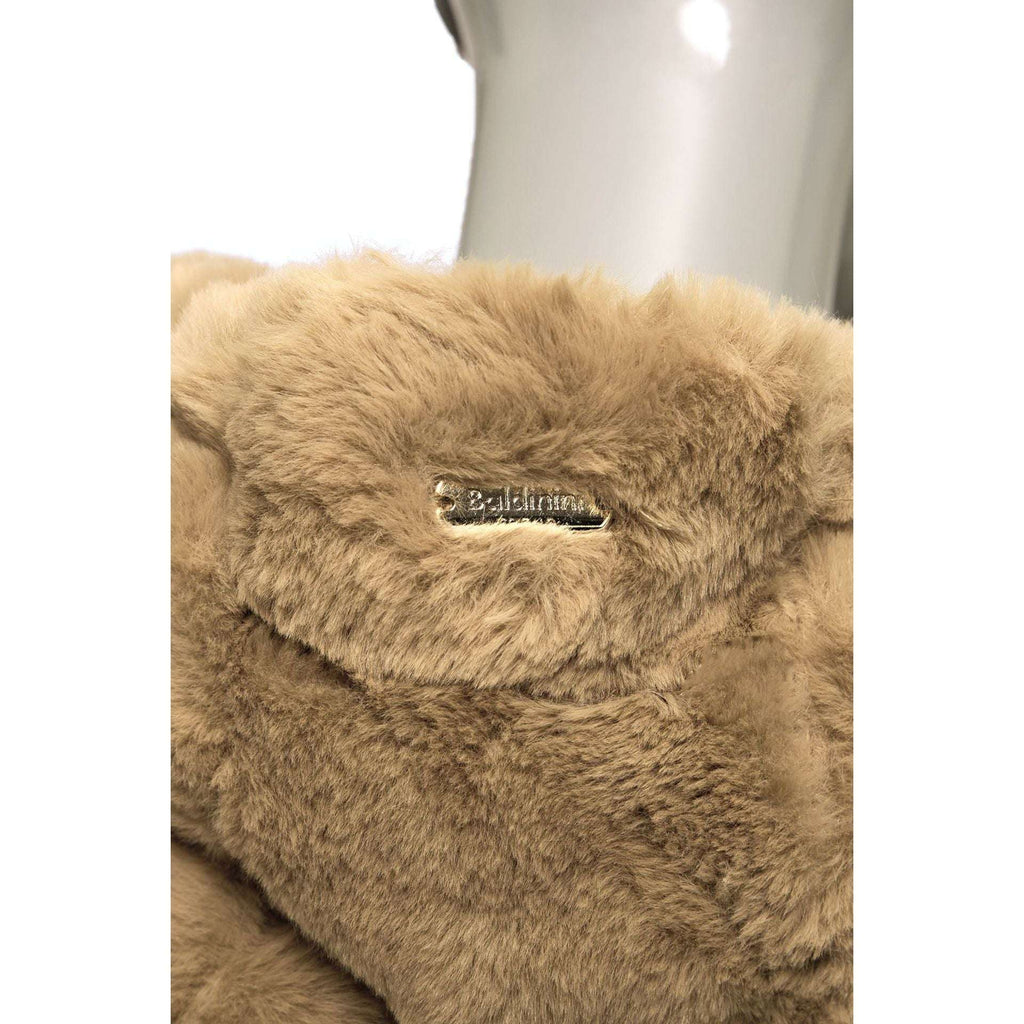 Detailansicht des Baldinini Trend Logos auf dem weichen Polyesterstoff des Damen Anoraks in Beige, hochwertig verarbeitet.