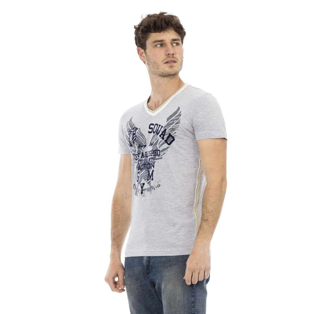 Seitlicher Blick auf graues Trussardi Herren T-Shirt mit V-Ausschnitt, auffälligem Logo-Print und figurbetontem Schnitt.