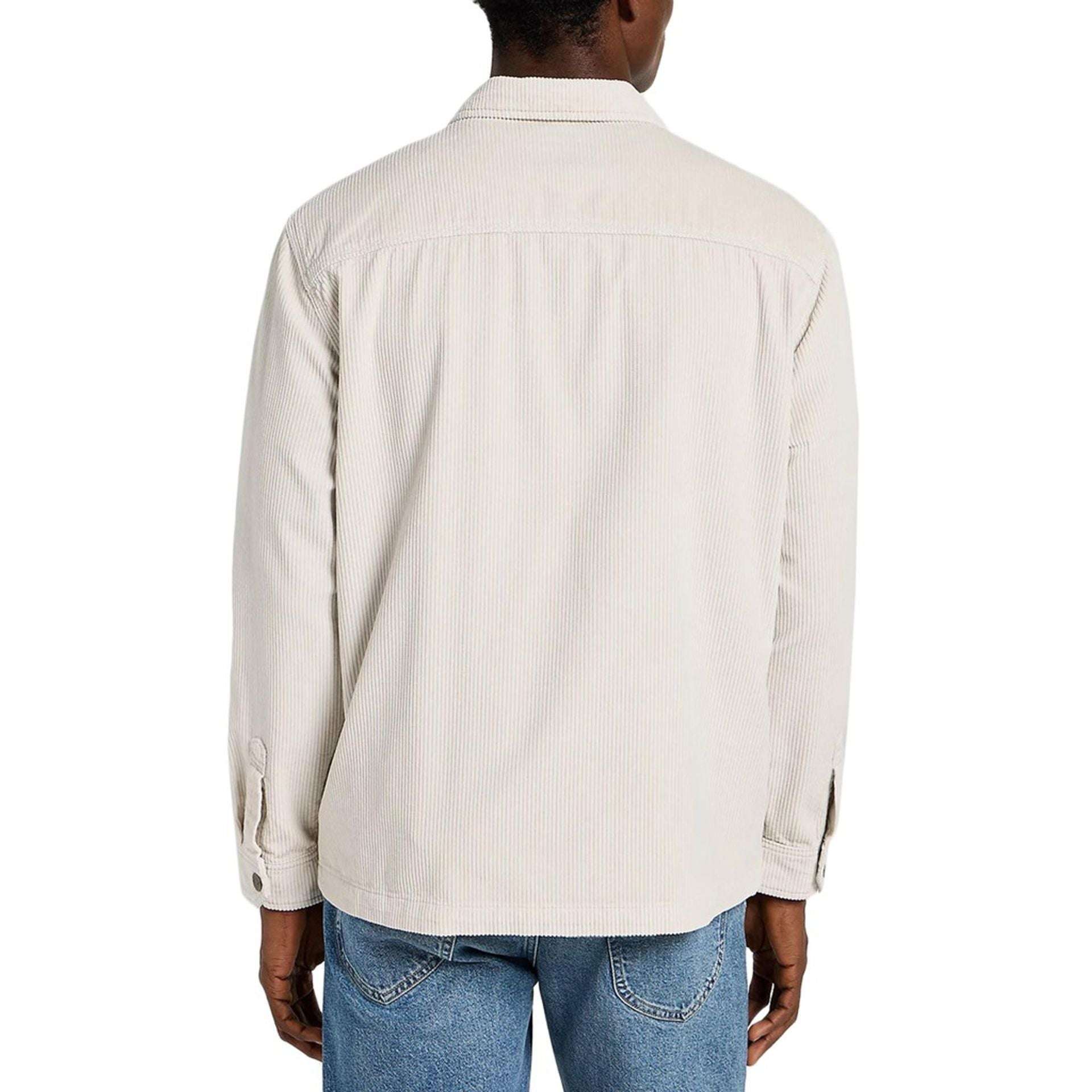 Rückansicht des Lee Herren Hemds aus 100% Baumwolle in Weiß mit langen Ärmeln, bequem und pflegeleicht tragbar.