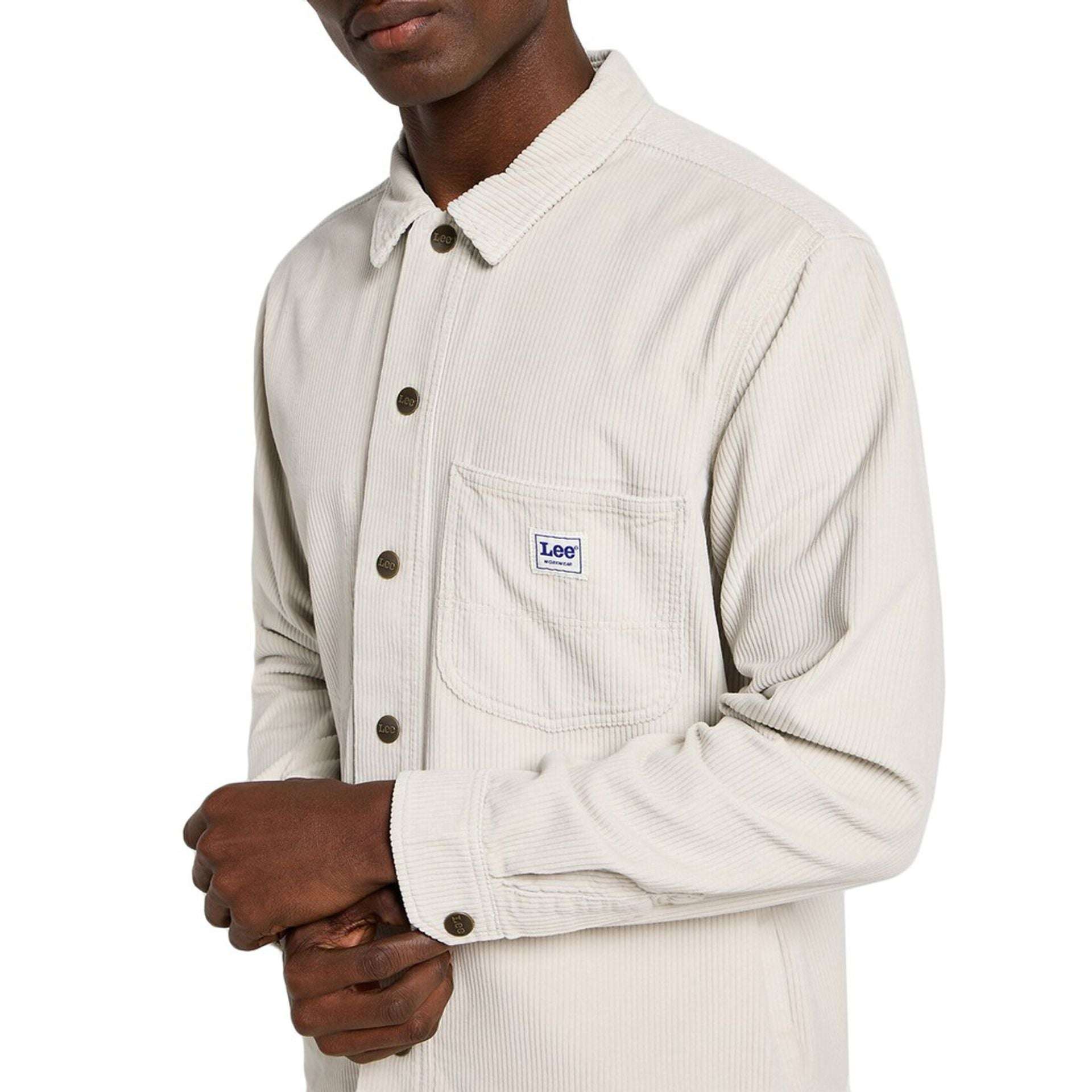 Detailansicht des Lee Baumwolle Hemds für Herren mit Logo auf Brusttasche, Knöpfen und feiner Struktur für stilvolle Looks.