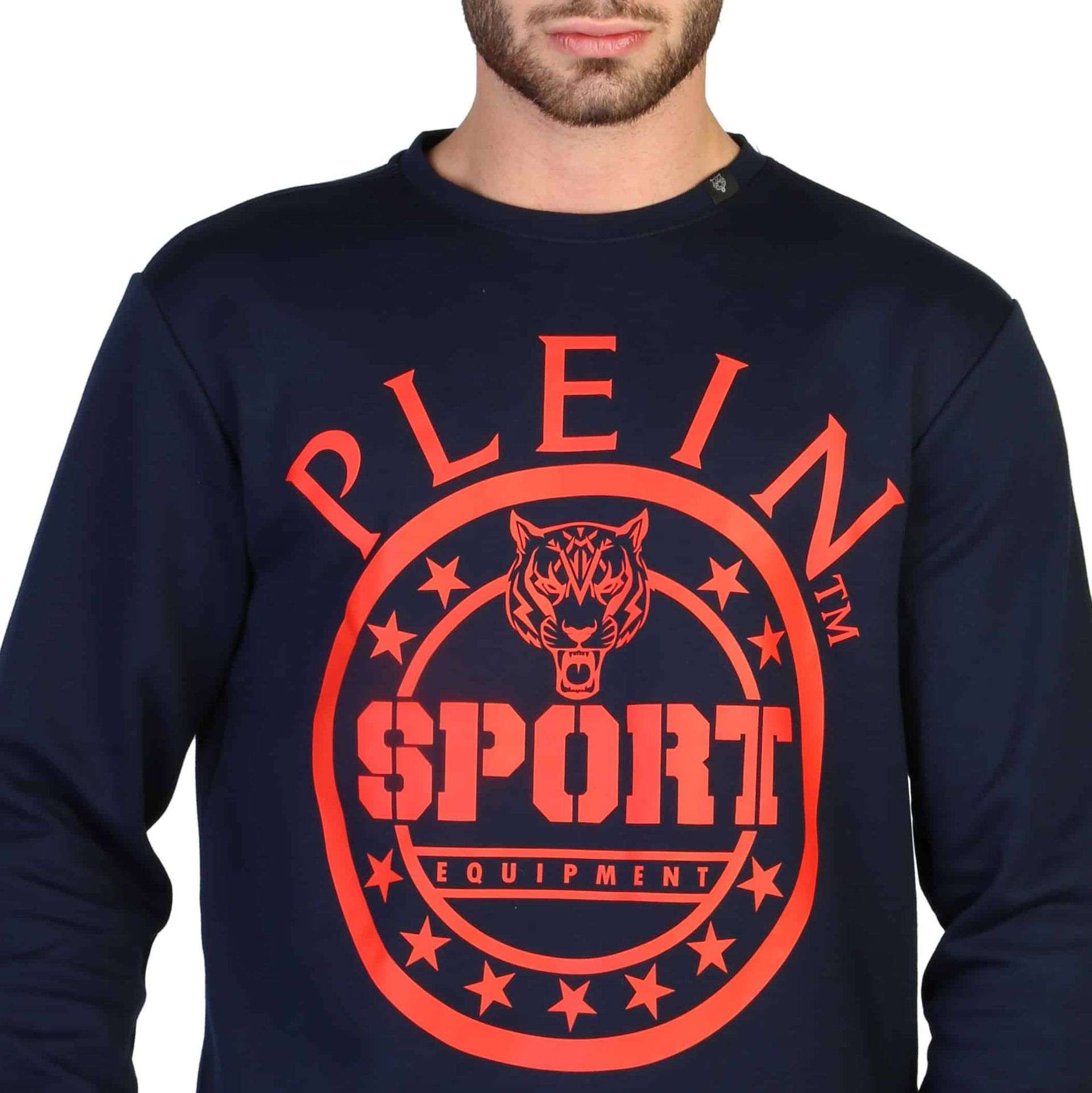 Detailansicht des Plein Sport Logos auf dem Herren Sweatshirt in Navy mit auffälligem roten Print und Tigerkopf. Aus 51% Baumwolle gefertigt.