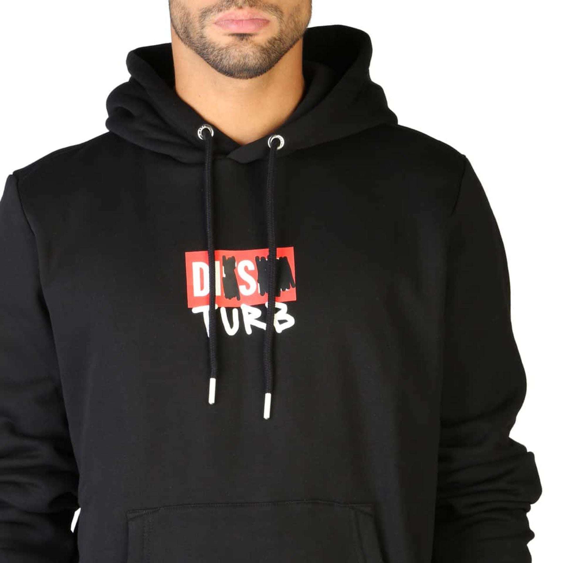 Detailansicht des Diesel Herren Sweatshirts mit auffälligem 'DISTURB'-Print auf der Brust und verstellbarer Kapuze mit Kordelzug.