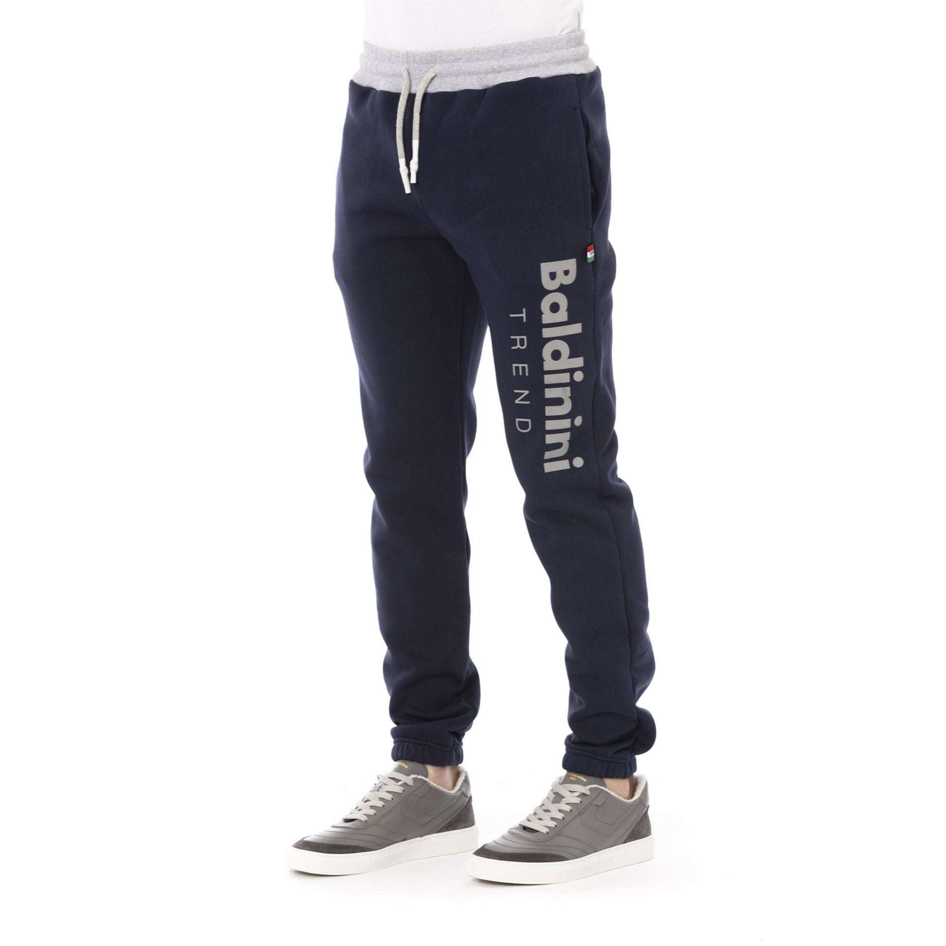 Seitliche Ansicht der Baldinini Herren Jogginghose aus 100% Baumwolle in Dunkelblau mit auffälligem Logo-Print und Kordelzug am Bund.