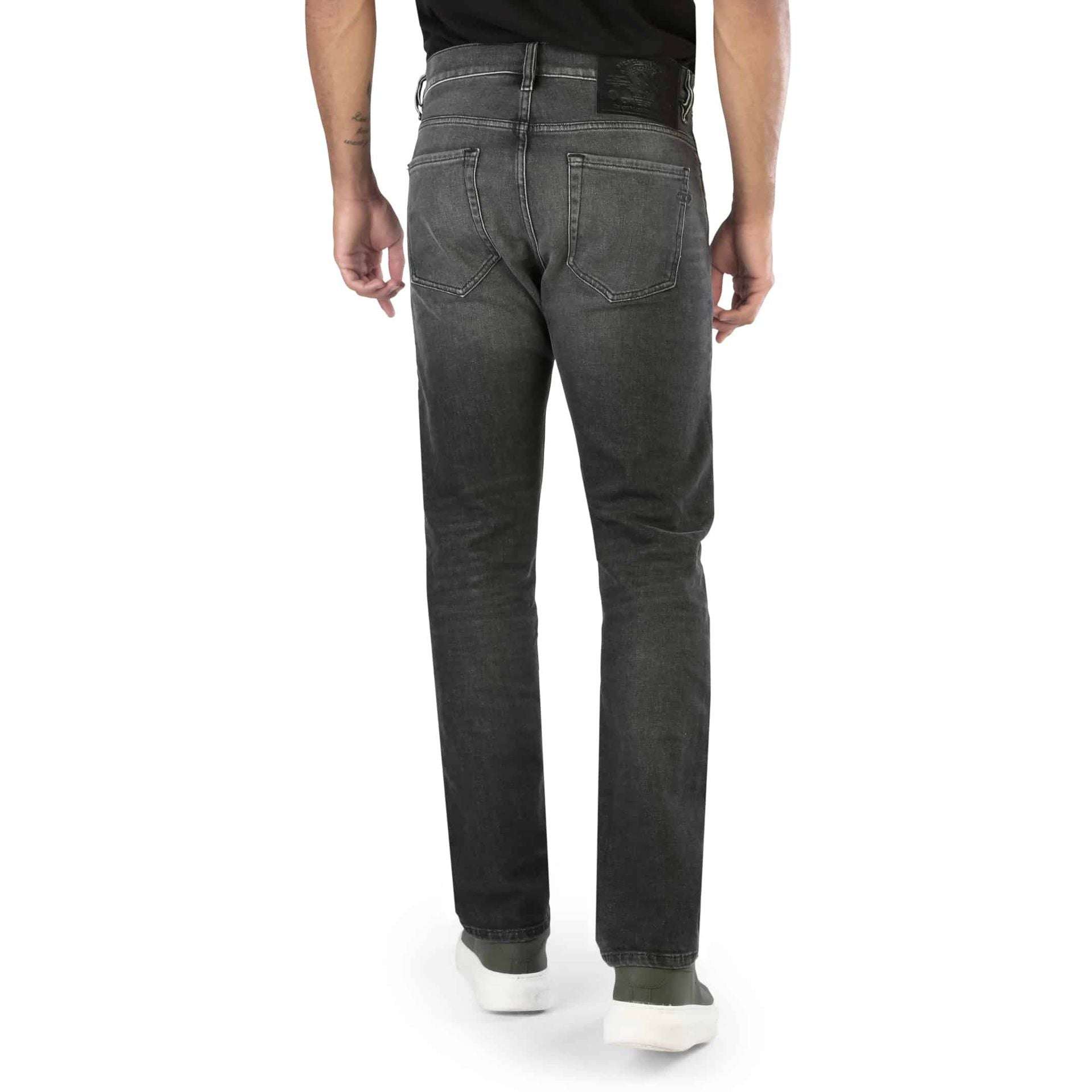 Rückansicht der Herren Diesel Jeans in Schwarz mit klassischem 5-Taschen-Design und Logo-Patch am Bund.