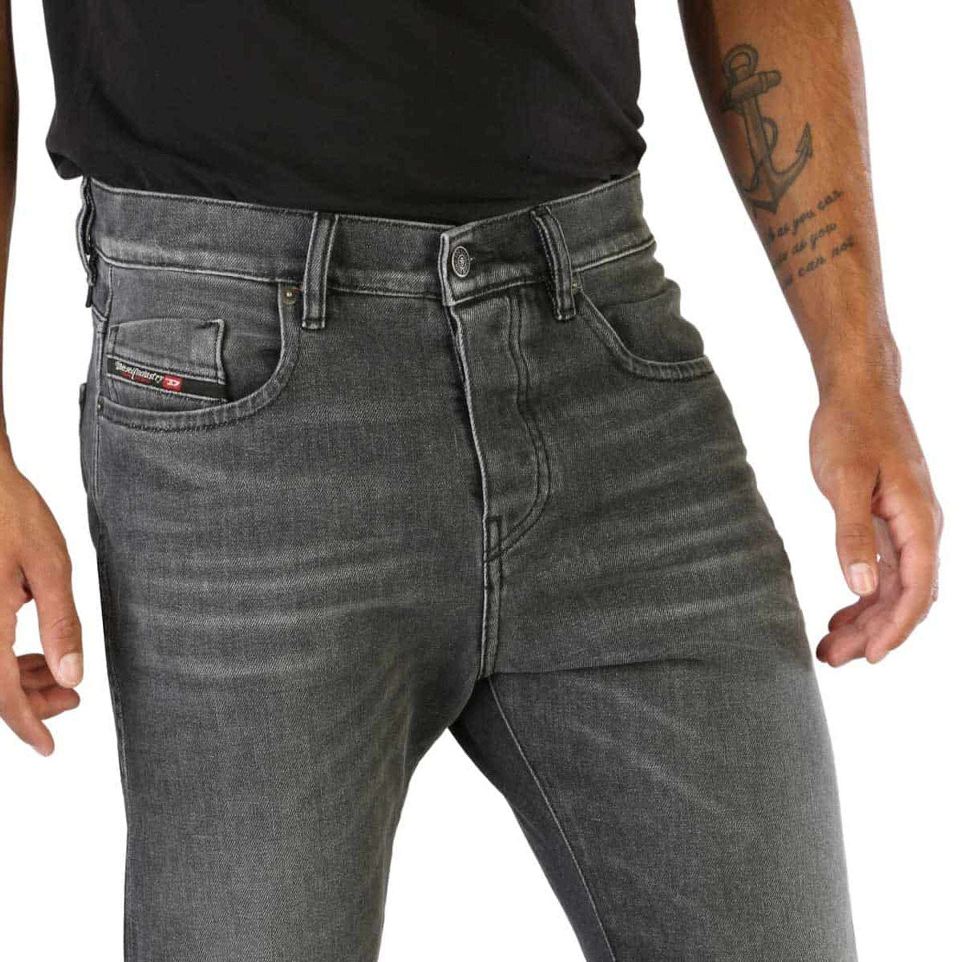 Detailansicht der Vorderseite der Diesel Jeans für Herren mit Knopfverschluss und markanter Waschung.