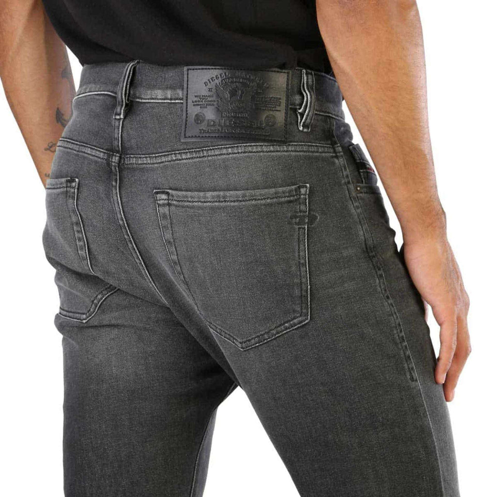 Nahaufnahme der Gesäßtaschen und des Diesel-Logos auf dem Bund der Herren Jeans aus 88% Baumwolle.