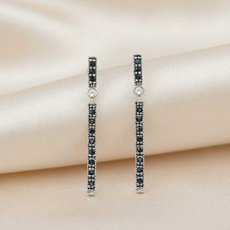 Abendessen-Silber-Ohrringe aus 925 Sterling mit Markasit, nachhaltig gefertigt, auf cremefarbener Seide stilvoll präsentiert.